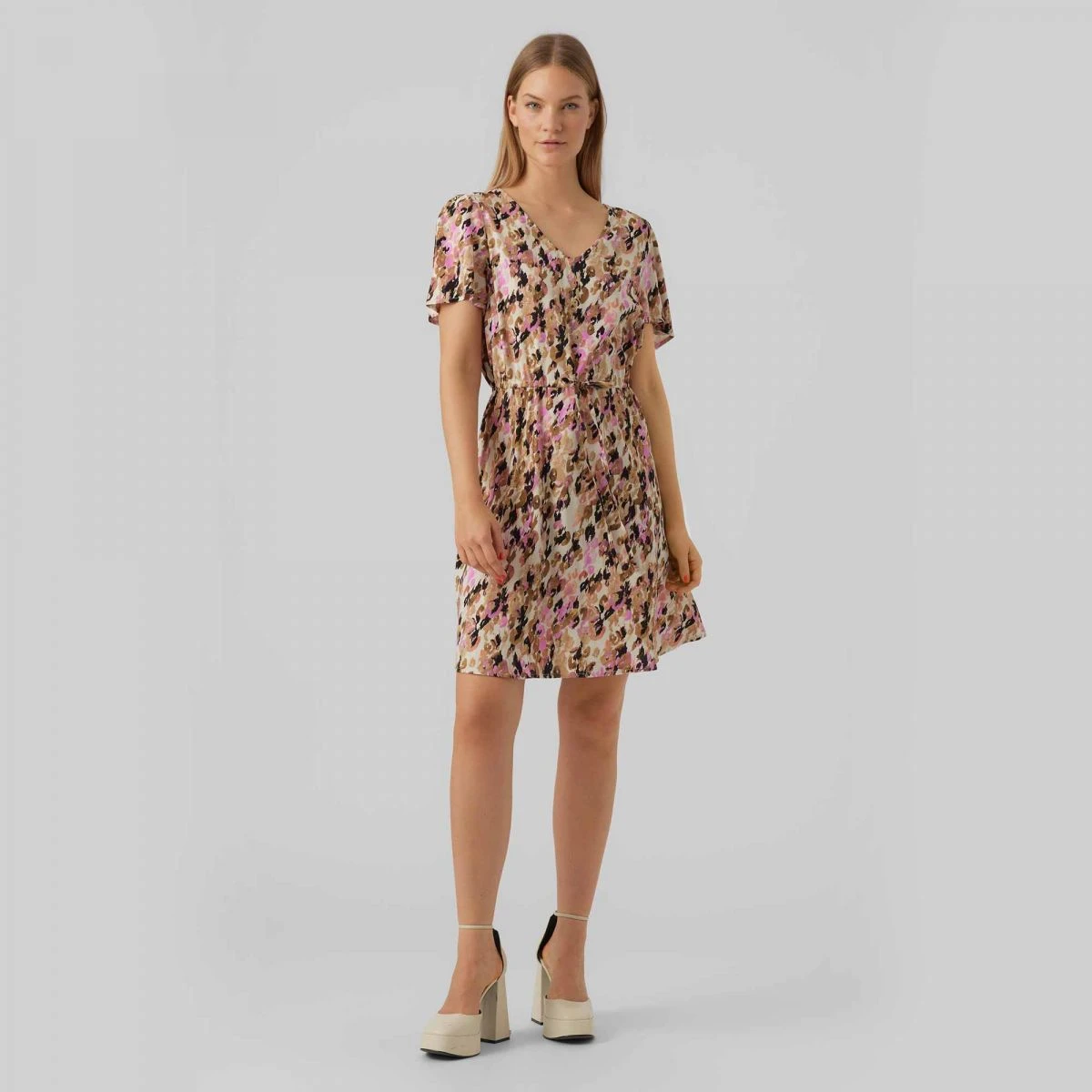 Robe Imprimée Manches Courtes Resserrée à La Taille Femme VERO MODA 4 Robe Imprimée Manches Courtes Resserrée à La Taille Femme VERO MODA – Image 2