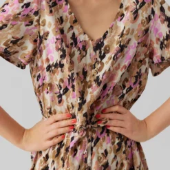 Robe Imprimée Manches Courtes Resserrée à La Taille Femme VERO MODA 9 Robe Imprimée Manches Courtes Resserrée à La Taille Femme VERO MODA -Tendryne Soldes Boutique robe imprimee manches courtes resserree a la taille femme vero moda 3