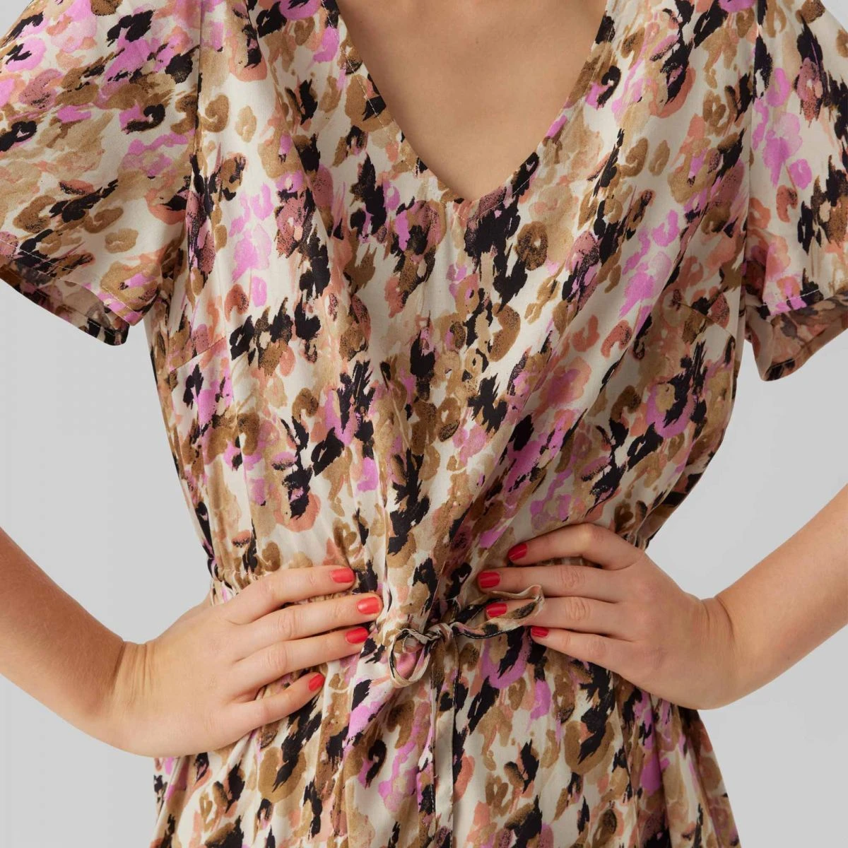 Robe Imprimée Manches Courtes Resserrée à La Taille Femme VERO MODA 6 Robe Imprimée Manches Courtes Resserrée à La Taille Femme VERO MODA – Image 4